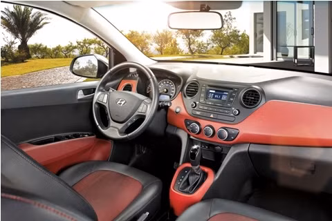 Điểm nổi bật nhất của Grand i10 chính là cụm lưới tản nhiệt cỡ lớn, cản trước thiết kế thể thao và đèn xi-nhan LED trên gương chiếu hậu. Cản sau cũng được cách tân thể thao hơn, đi cùng với cụm cánh hướng gió trên nóc xe. So với các đối thủ khác, xe có nét khác biệt đó là khởi động bằng nút bấm, trang bị cửa gió phía sau, thường chỉ trang bị cho những mẫu xe cao cấp hơn.