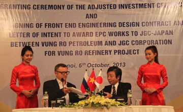 Ngay sau khi trao giấy chứng nhận đầu tư điều chỉnh, chủ đầu tư (công ty Technostar Management Ltd, Anh) cũng đã ký kết hợp đồng thiết kế tổng thể và trao thư chọn thầu EPC Dự án lọc hóa dầu Vũng Rô cho tập đoàn JGC của Nhật Bản. Ảnh: Báo Phú Yên.