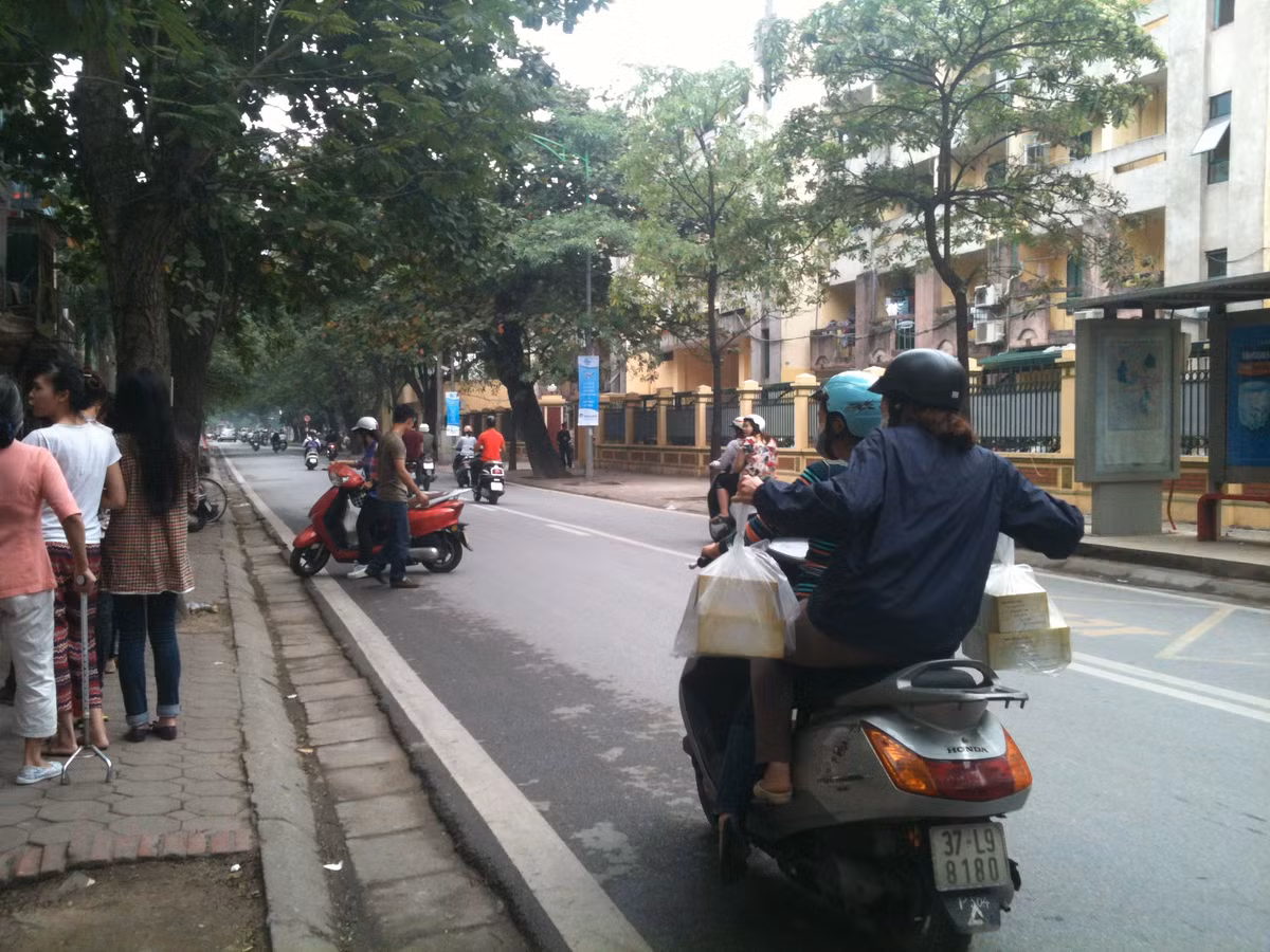 Vị khách này đã nhanh chân hơn những người khác khi mua được tới 4 hộp bánh. Theo một số bạn trẻ tại đây, điều hấp dẫn nhất ở Vinh Tẩm là chất lượng bánh đảm bảo, rất thơm ngon. Và đặc biệt, cửa hàng có thể vẽ lên bánh những hình ảnh ngộ nghĩnh theo nhu cầu của khách hàng.