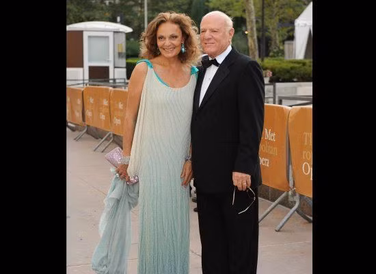 Diane von Furstenberg, một trong những nhà thiết kế nổi danh nhất thế giới, có đế chế thời trang riêng mang tên mình. Danh tiếng của bà càng tăng lên khi kết hôn với CEO của IAC là Barry Diller vào năm 2001.