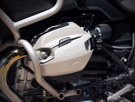 Siêu môtô sở hữu động cơ boxer dung tích 1.170cc làm mát hỗn hợp bằng gió và két dầu, công suất 110 mã lực tại vòng tua máy 7.750 vòng/phút, mô-men xoắn cực đại 120Nm tại vòng tua máy 6.000 vòng/phút.