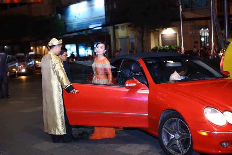 Hà Phương là ca sĩ dòng nhạc dân ca trữ tình nổi danh ở sân khấu hải ngoại, được coi là ngôi sao giàu nhất hải ngoại. Mới đây, cô về nước biểu diễn trong một chương trình từ thiện của Unicef. Chồng cô, tỷ phú Chính Chu, là người Mỹ gốc Việt, hiện là giám đốc quản trị tài sản của Tập đoàn Blackstone. Chính Chu đang nắm giữ tổng tài sản hơn 1 tỷ USD.