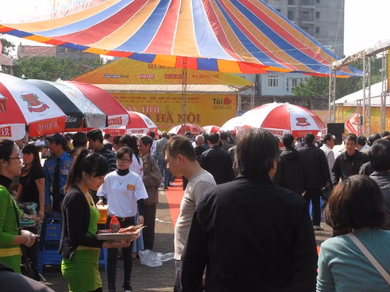 Dòng người nô nức kéo vào Sân vận động Quần Ngựa như trẩy hội để được uống bia cùng bạn bè và thưởng thức những chương trình ca nhạc đặc sắc, sôi động cùng nhiều gameshow diễn ra tại đây.