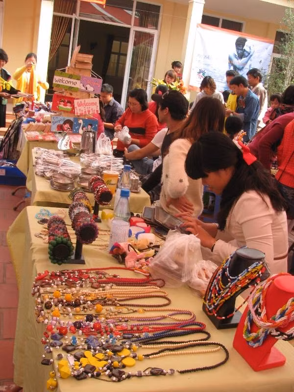 Theo đại diện ban tổ chức, chợ phiên lần này có khoảng 66 gian hàng, trong đó có 6 gian hàng của người nước ngoài, còn lại gian hàng của người Việt chiếm phần lớn. Các gian hàng đều được sắp xếp rất gọn gàng, bắt mắt để tiện tìm mua. Các sản phẩm khá đa dạng từ quần áo, giày dép, đồ trang sức, đồ lưu niệm cho đến thực phẩm như: rau củ quả, bánh mì, rượu, trà, nước hoa quả...