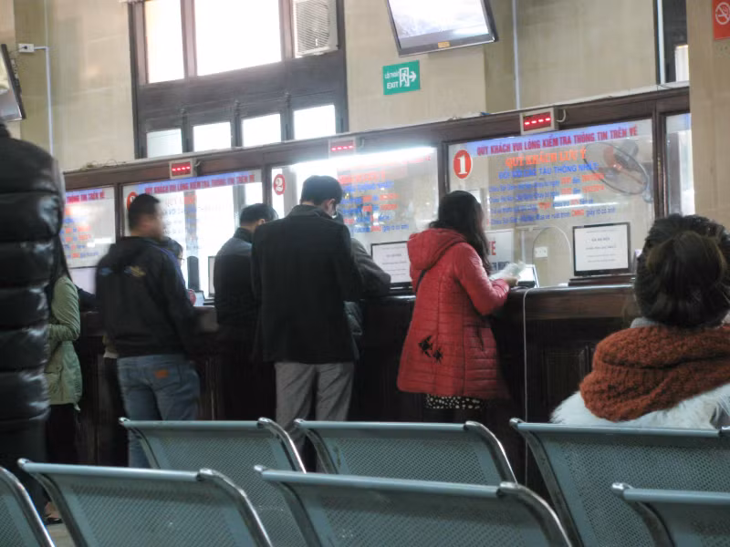 Hành khách mua vé tại các quầy bán vé tại ga Hà Nội. Ảnh: Hải Sơn.