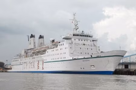 Trong danh sách này phải kể đến con tàu Jupiter mang quốc tịch Campuchia, thuộc tập đoàn Royal Group (Hong Kong). Tàu Jupiter được đưa đến Việt Nam để khai thác tuyến du lịch Phú Quốc - Shihanouk Ville và dự kiến phục vụ du khách vào cuối năm 2008. Tuy nhiên, không hiểu vì lý do gì, tàu này phải đến neo đậu tại vùng biển Vạn Ninh (Khánh Hòa) từ tháng 6/2010 và nằm lỳ ở đó cho đến nay.