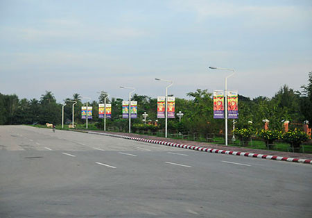 Nay Pyi Taw được quy hoạch bài bản, chia thành nhiều phân khu. Cơ sở hạ tầng đang trong quá trình hoàn thiện nhưng rất khang trang, rộng lớn. Đường phố ở Nay Pyi Taw thông thoáng, sạch sẽ và nhiều cây xanh. Mới đây, con đường rộng nhất Myanmar đã chính thức thông xe phục vụ Sea Games 27 và nhu cầu đi lại lâu dài tại đây.
