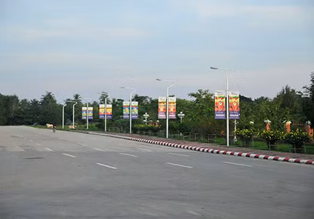 Nay Pyi Taw được quy hoạch bài bản, chia thành nhiều phân khu. Cơ sở hạ tầng đang trong quá trình hoàn thiện nhưng rất khang trang, rộng lớn. Đường phố ở Nay Pyi Taw thông thoáng, sạch sẽ và nhiều cây xanh. Mới đây, con đường rộng nhất Myanmar đã chính thức thông xe phục vụ Sea Games 27 và nhu cầu đi lại lâu dài tại đây.