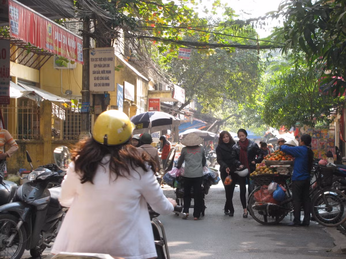 Theo một số người bán hàng rong tại chợ cóc trong một ngõ nhỏ của phố Nguyễn Quý Đức (quận Thanh Xuân), lực lượng công an phường thường xuyên dẹp đuổi những người kinh doanh tại đây nhưng đâu lại vào đó bởi dường như họ đã quen với việc này của lực lượng chức năng và cũng bởi khách vẫn có nhu cầu thì người buôn vẫn bán.