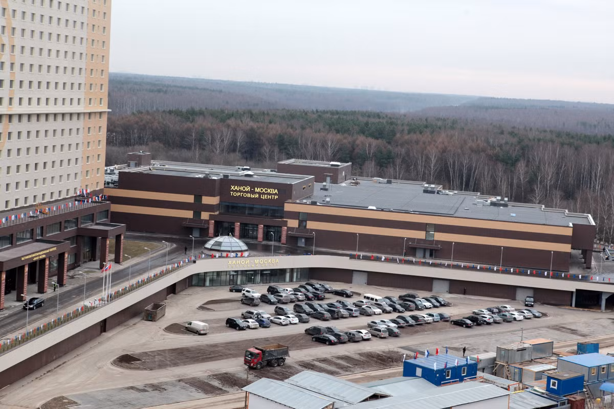 Công trình bao gồm khu Căn hộ - Khách sạn, khu Trung tâm thương mại cùng nhiều dịch vụ tiện ích khác.