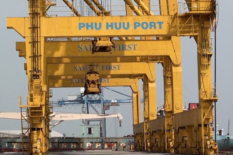 Vì không đồng bộ giữa việc xây dựng cảng và hệ thống đường giao thông nên Cảng Phú Hữu vẫn trong tình trạng đìu hiu, không hoạt động.