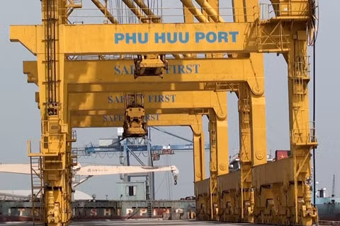 Vì không đồng bộ giữa việc xây dựng cảng và hệ thống đường giao thông nên Cảng Phú Hữu vẫn trong tình trạng đìu hiu, không hoạt động.