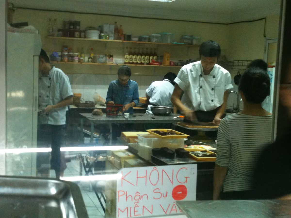 Chủ cửa hàng cho biết, anh đã phải huy động hơn chục nhân viên để tham gia vào chương trình khuyến mại này trong ngày hôm nay. Anh Dương tiết lộ, người cộng sự của anh cũng là đồng chủ cửa hàng đã từng có thời gian làm việc trong khách sạn Hilton, có kinh nghiệm trong việc chế tác bánh. Vì thế, cửa hàng ra đời cũng là để thỏa niềm đam mê cũng như thỏa chí kinh doanh của anh và người bạn.