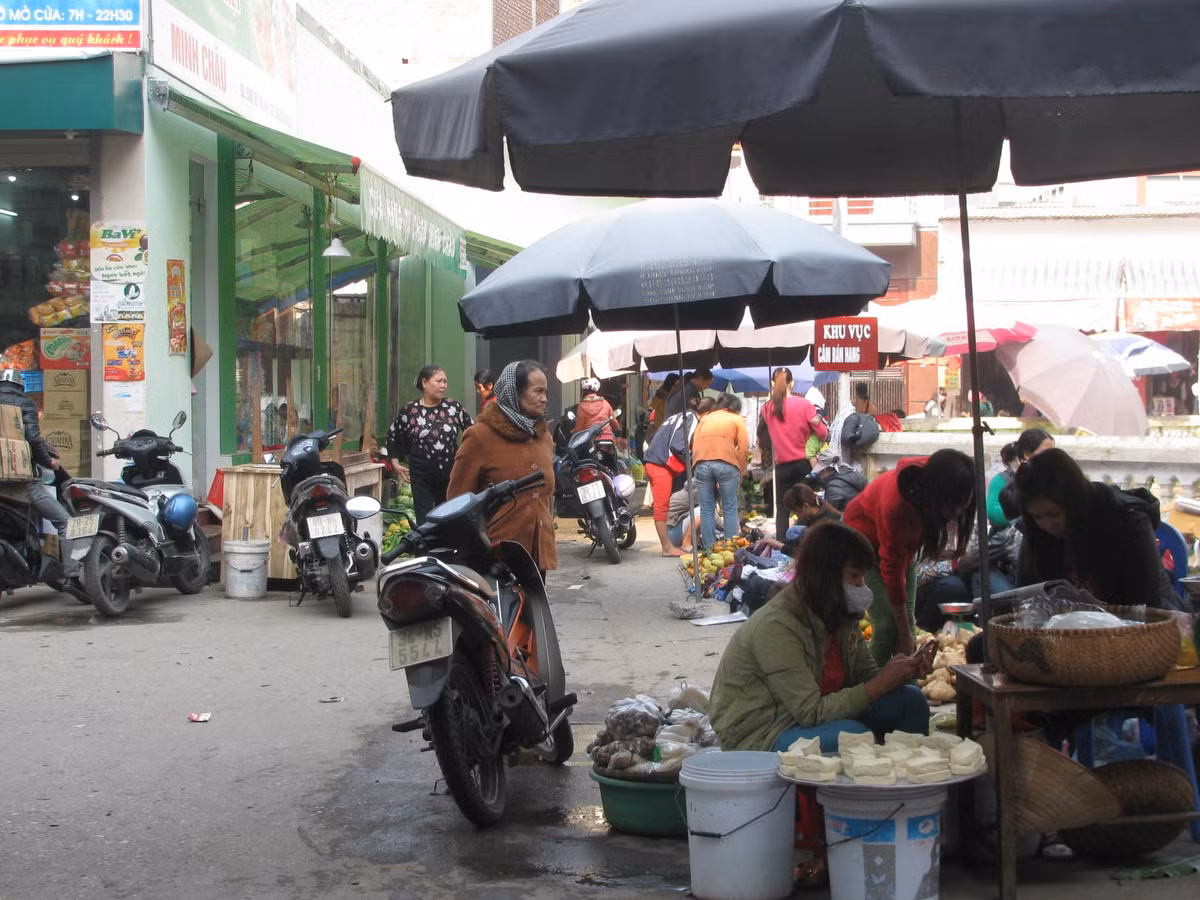 Chợ cóc ở Hà Nội là một loại hình chợ tự phát rất phát triển được nuôi dưỡng bằng thói quen tiện đâu mua đấy của người dân. Trong khi nhiều chợ ở Hà Nội được đầu tư hàng tỷ đồng nhưng xây xong bỏ đấy hoặc hoạt động thoi thóp thì chợ cóc lại phát triển, mặc cho nhiều lần bị giải tỏa, các chủ hàng phải chạy trốn công an. Trong ảnh là chợ cóc họp gần chợ Mễ Trì Hạ (huyện Từ Liêm) dưới tấm biển "Khu vực cấm bán hàng".