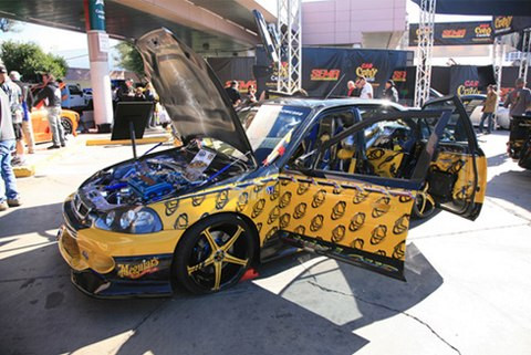 Honda Civic độ bị đánh giá có kiểu thiết kế và trang trí tệ hại từ ngoài vào trong. Từ hoa văn trên thân xe tới kiểu cửa mở ngược đều khiến nó trở thành một thứ đáng ghét và gây khó chịu.