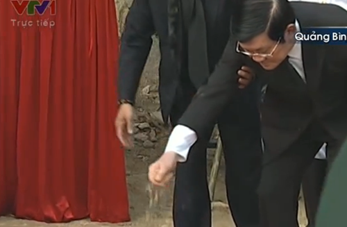 Chủ tịch nước Trương Tấn Sang là người bỏ nắm đất đầu tiên.