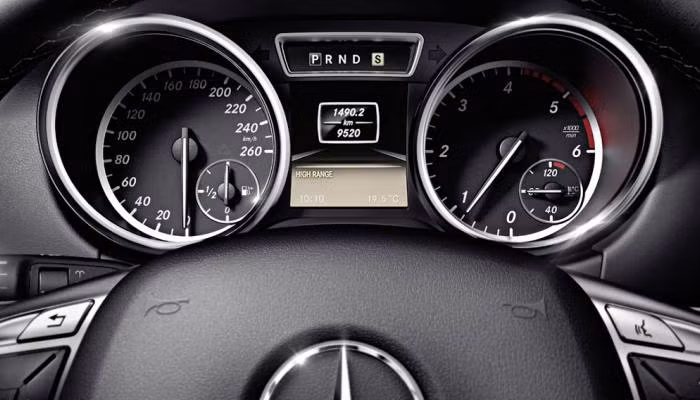 Đồng hồ hiển thị thông số của xe cũng được thiết kế táo bạo và nam tính.