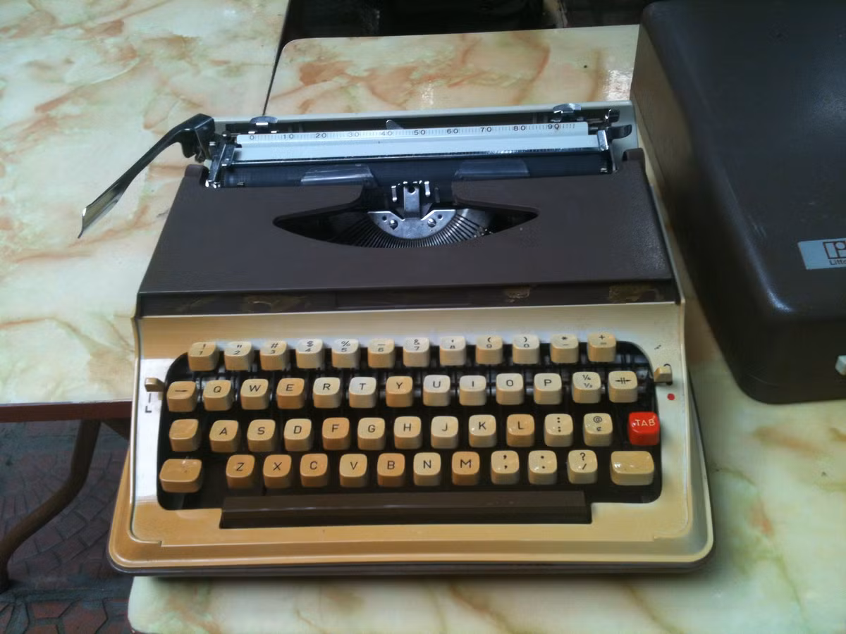 Chiếc máy đánh chữ cổ thu hút sự chú ý của nhiều người.