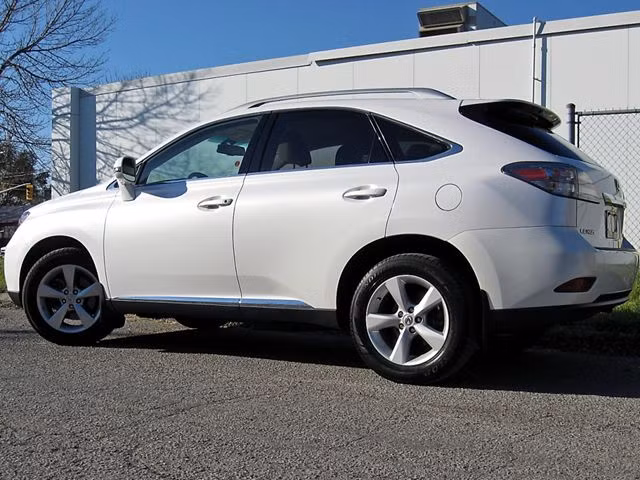 Dòng RX sử dụng kiểu lưới tản nhiệt hình con suốt, đi cùng dải đèn LED, cụm đèn và cản trước thiết kế mới, với đèn sương mù được đẩy sâu vào trong, đem đến cho xe một diện mạo rắn rỏi, thể thao và hiện đại.