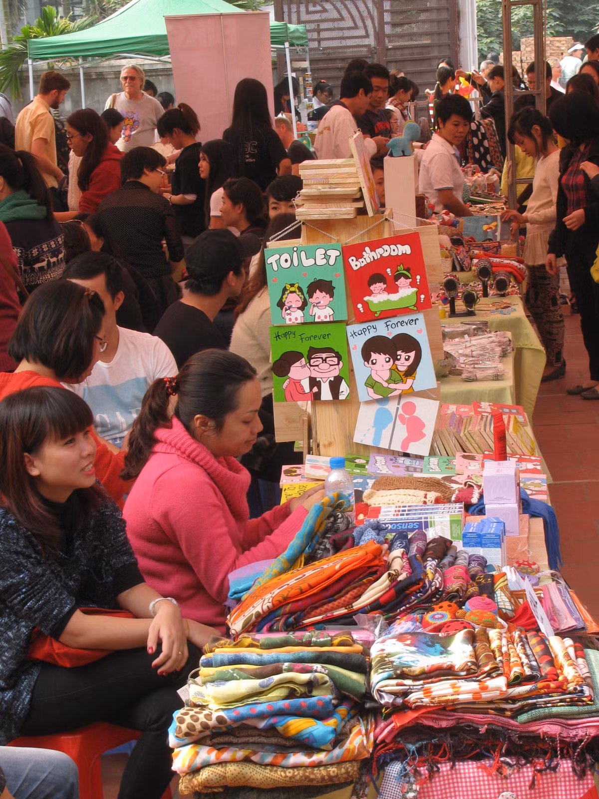 Phiên chợ do ông Patrice Gautier, giám đốc Công ty cổ phần Dịch vụ chăn nuôi thú y châu Á và vợ là bà Phạm Tuyết Mai tổ chức. Ngoài ra, ông bà cũng lập ra một phiên chợ khác, thường diễn ra vào mỗi thứ 7 hàng tuần (tại số 4, ngõ 67/12, phố Tô Ngọc Vân) mà người dân sống xung quanh quen gọi bằng một cái tên khá độc đáo "Chợ Tây cuối tuần".