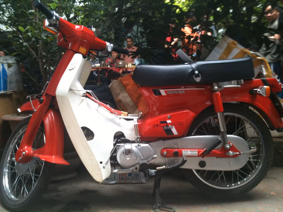 Khách đến chợ thuộc các lứa tuổi, ngành nghề khác nhau nhưng điều dễ nhận thấy cả người bán và người mua đến chợ tham quan, tìm hiểu, mua bán chủ yếu là nam giới. Bởi lẽ, niềm yêu thích săn lùng, sưu tầm đồ cổ, đồ cũ trước nay luôn được mặc định là dành cho đấng mày râu. Cũng có những bạn trẻ đến đây để thăm quan và mua sắm vì trí tò mò và niềm yêu thích với đồ cổ.