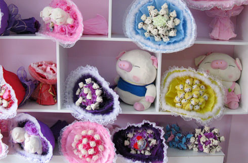 Đối với những bạn gái thích gấu bông thì món quà độc "hoa gấu bông" là lựa chọn số 1 dành cho phái mạnh. Món quà này không chỉ đẹp mà còn tồn tại mãi với thời gian.