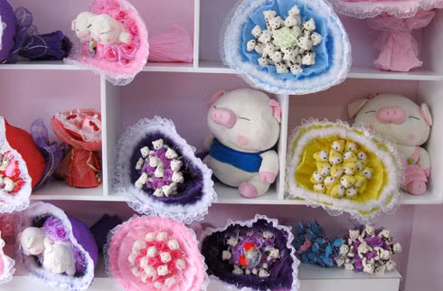 Đối với những bạn gái thích gấu bông thì món quà độc "hoa gấu bông" là lựa chọn số 1 dành cho phái mạnh. Món quà này không chỉ đẹp mà còn tồn tại mãi với thời gian.