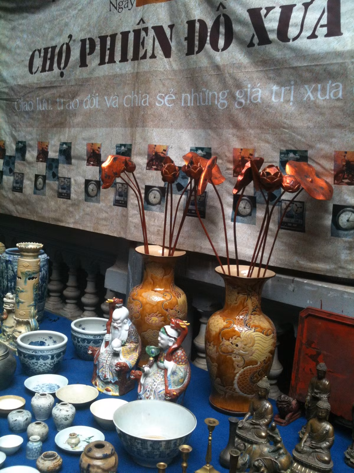 Sau hơn 3 tháng khai trương, phiên chợ đồ xưa ngày càng được nhiều người biết đến. Đây trở thành địa điểm để những người yêu thích đồ cổ đến giao lưu, trao đổi, mua bán, chia sẻ kinh nghiệm.