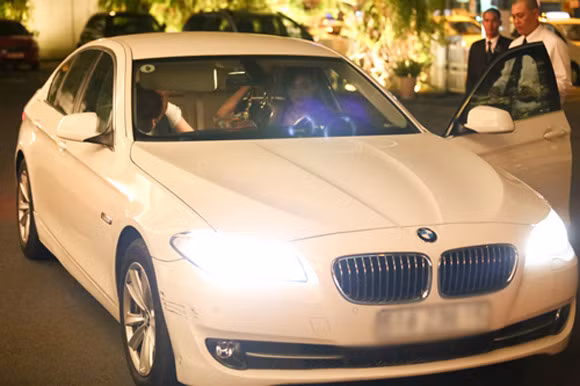 Chiếc xe này được Hoàng Yến mua cách đây không lâu, là người bạn đồng hành của siêu mẫu ở nhiều sự kiện. Hồi tháng 4 vừa qua, Hoàng Yến cũng gặp nạn khi khi lái chiếc BMW này đến khu vực góc đường Hai Bà Trưng, Đông Du, quận 1, TP.HCM. Lần đó, xe tiền tỷ bị móp nhẹ phía sau còn Hoàng Yến không bị thương.