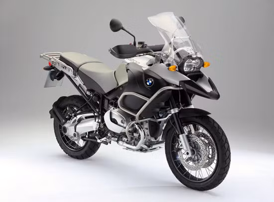 Dựa vào hình dáng và động cơ của xe thì đây có thể dự đoán đây là mẫu xe BMW R1200GS Adventure. Mẫu xe này được nhiều dân chơi, đặc biệt là dân "phượt" ưa chuộng bởi động cơ khỏe, khả năng bền bỉ với đường trường. BMW R1200GS Adventure dài 2.240 mm, rộng 990 mm và cao 1.525 mm. Yên xe cao 890 mm không dễ dàng cho người có tầm vóc dưới 1,7 m. Xe được trang bị hệ thống treo công nghệ cao, phanh an toàn.