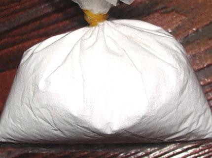 Hóa chất tẩy đường được đóng trong túi nilon không nhãn mác. Ảnh chụp sáng 14/10/2013