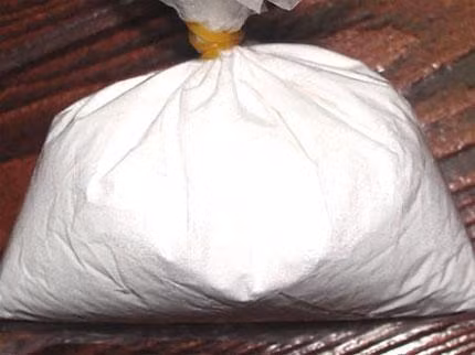 Hóa chất tẩy đường được đóng trong túi nilon không nhãn mác. Ảnh chụp sáng 14/10/2013