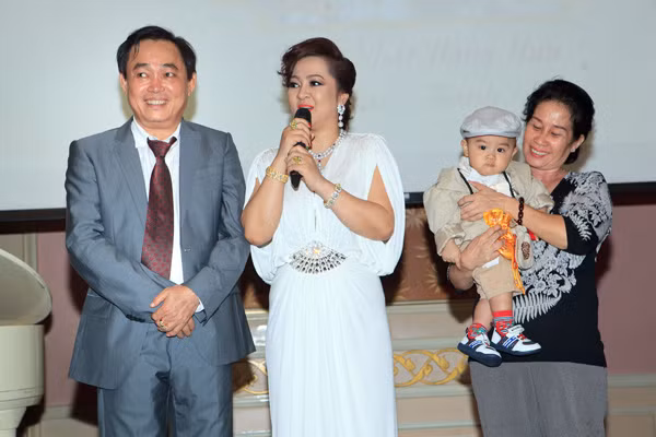 Ông Huỳnh Uy Dũng cùng gia đình trong ngày trao tài sản cho cậu con trai 1 tuổi. Ảnh: Internet.