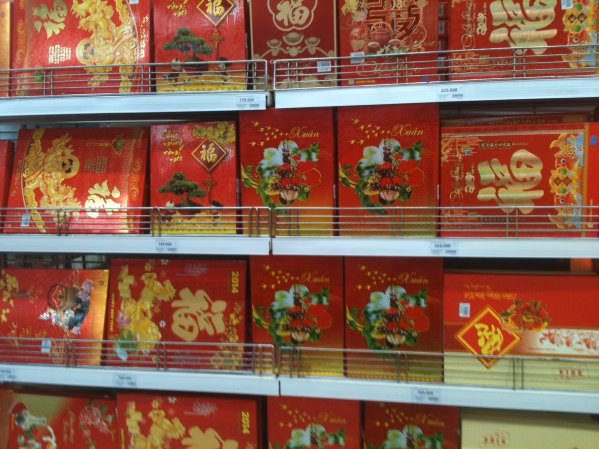 Lịch Tết 2014 được bày bán tại siêu thị Big C. Ảnh: Hải Sơn.