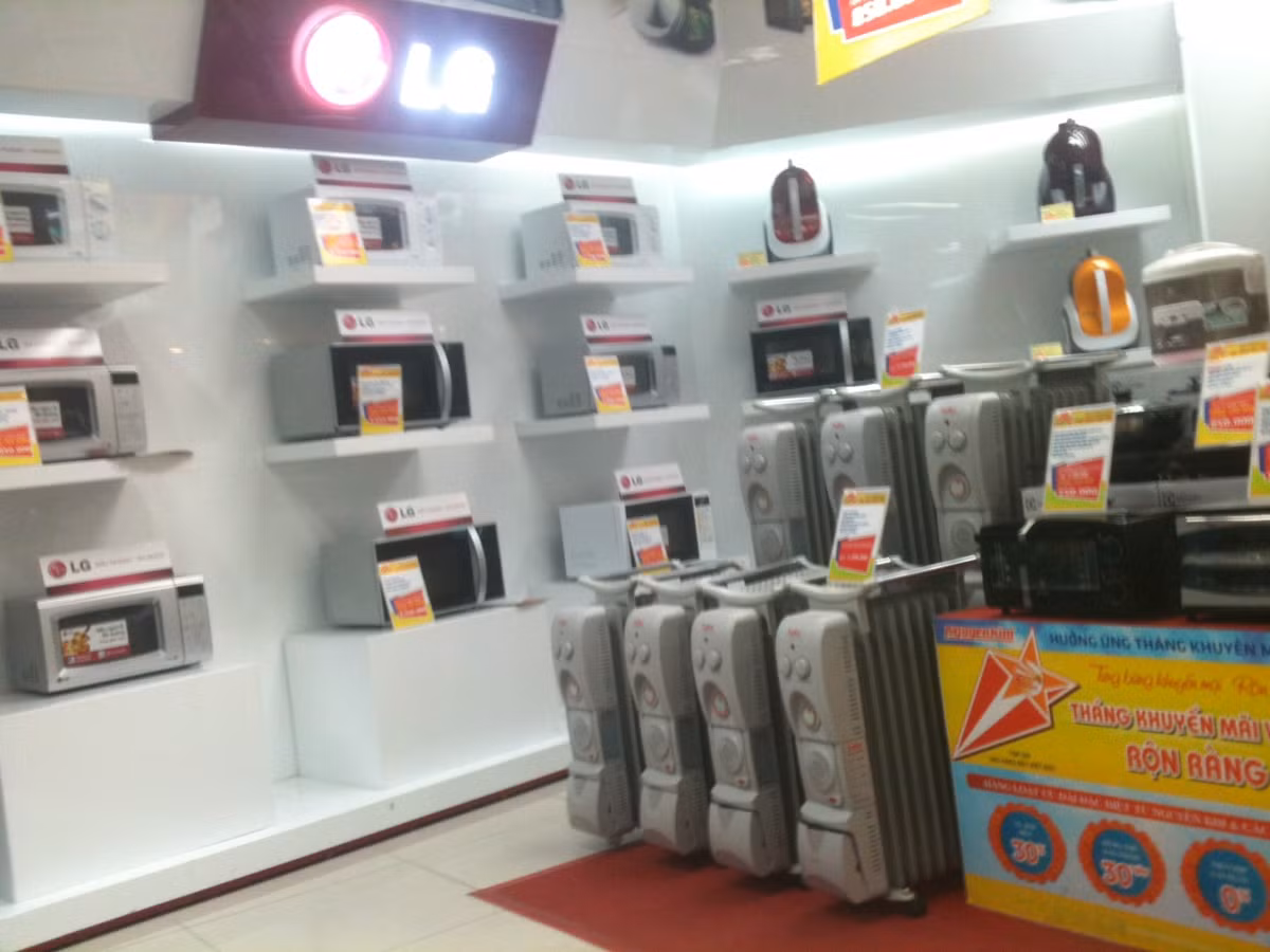 Máy sưởi dầu bày bán tại siêu thị Nguyễn Kim. Ảnh: Hải Sơn.