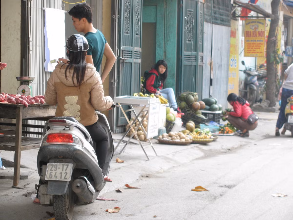 Một tụ điểm họp chợ trên phố Vũ Hữu (quận Thanh Xuân), lúc giữa trưa vẫn có khách mua.