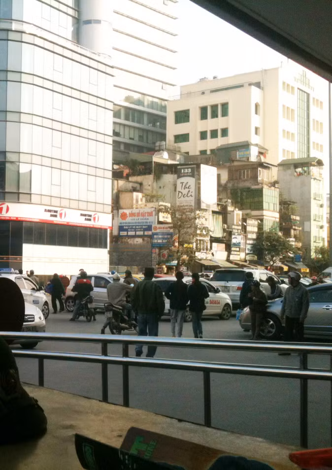 Cò vé chèo kéo khách ngay trước cửa ga Hà Nội. Ảnh: Hải Sơn.