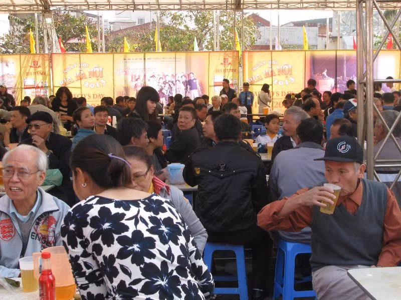 Khách tham gia Ngày hội Bia chủ yếu là nam giới.