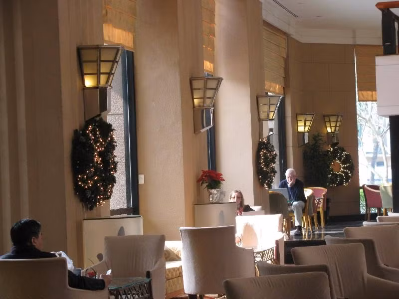 Vòng lá mùa vọng được bài trí trong không gian tầng 1 của khách sạn. Đây được coi là điểm nhấn đặc sắc của khách sạn trong dịp này.