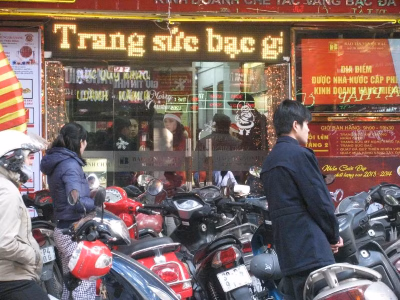 Của hàng vàng Bảo Tín Minh Châu tấp nập mua bán. Ảnh: Hải Sơn.