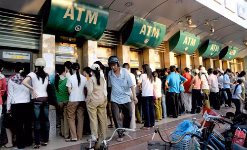 Các ngân hàng lãi 90.000 tỷ đồng từ tài khoản thẻ ATM. Ảnh: Thanh niên.