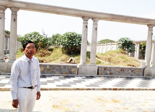 Được biết, tổng trị giá của việc xây dựng trên diện tích đất này ngốn của lão đại gia 50 tỷ đồng nữa. Như vậy, dinh cơ hưởng lạc tình già với vợ trẻ của đại gia Lê Ân lên đến 150 tỷ đồng. Hiện tại, khu biệt thự mới xây xong hàng rào và đang làm đường dẫn vào, khoảng 2 năm nữa mới hoàn thành.