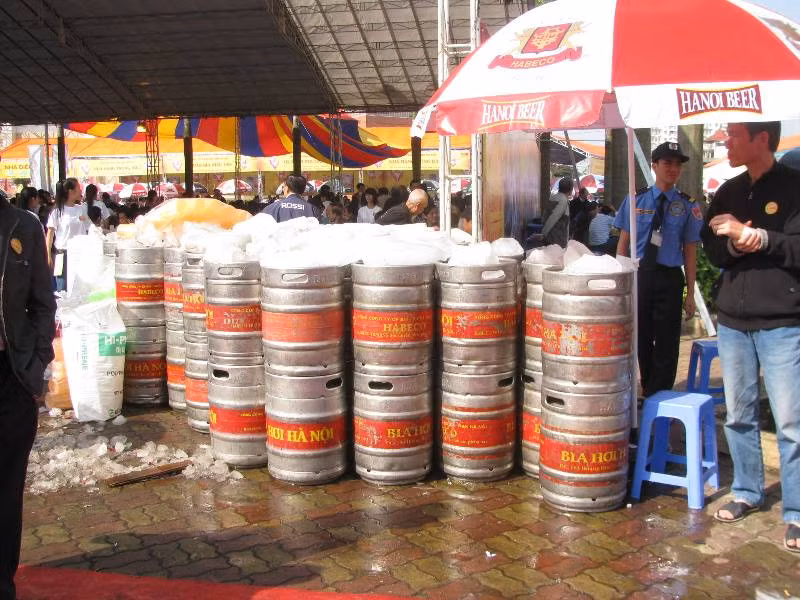 Hàng nghìn bom bia thế này sẽ được tiêu thụ hết trong ngày hôm nay.