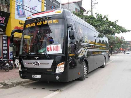"Chuyên cơ mặt đất" hoạt động trên tuyến Điện Biên - Giáp Bát (Hà Nội) xuất bến Điện Biên lúc 21h30 và xuất bến Giáp Bát lúc 9h30 sáng hôm sau. Hiện tại có 5 lái xe và 3 nhân viên phục vụ hành khách trên xe. Ảnh: Báo Giao thông Vận tải.