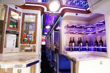 Quầy bar mini trang bị nước ngọt, rượu, bia phục vụ hành khách trên xe. Ảnh: Báo Giao thông Vận tải.