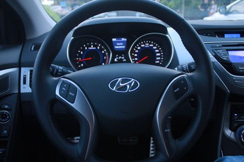 Vô-lăng bọc da với các nút bấm điều khiển được tích hợp khá thuận tiện cho tài xế. Sự kết hơp các chi tiết và vật liệu khá hài hòa, tuy đơn giản nhưng không kém phần tinh tế.