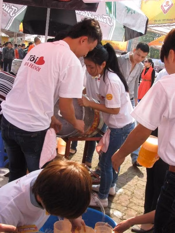 Đội ngũ phục vụ bia luôn trong tình trạng hoạt động hết công suất để đáp ứng được nhu cầu của khách đến tham dự. Habeco cho biết, trước khi diễn ra Ngày hội bia Hà Nội, Tổng công ty đã huy động hàng trăm cán bộ, nhân viên chuẩn bị cho ngày hội.