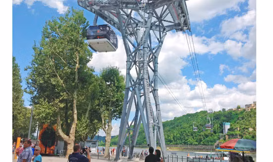 Phó thủ tướng Hoàng Trung Hải ngày 2/11 đã phát lệnh khởi công Dự án xây dựng hệ thống cáp treo phục vụ du khách tham quan từ Sapa đi thung lũng Mường Hoa và đỉnh Fansipan. Đây là một phần của dự án quần thể du lịch Fansipan - Sapa do Công ty TNHH Dịch vụ du lịch cáp treo Fansipan - Sapa (thành viên của Tập đoàn Sun Group) làm chủ đầu tư.