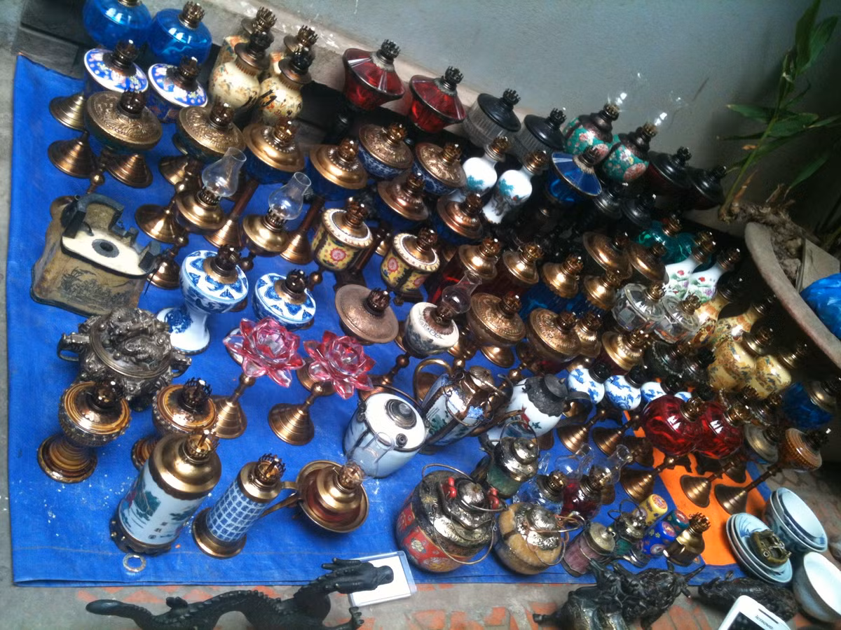 Một gian hàng được bày ngay ngắn và đẹp mắt trên nilon, chủ yếu bán các loại đèn dầu cổ. Những người bán hàng ở đây luôn trả lời tận tình, giới thiệu chi tiết nguồn gốc xuất xứ và tuổi thọ của các món đồ nên dường như giữa người bán và người mua không hề phật lòng.
