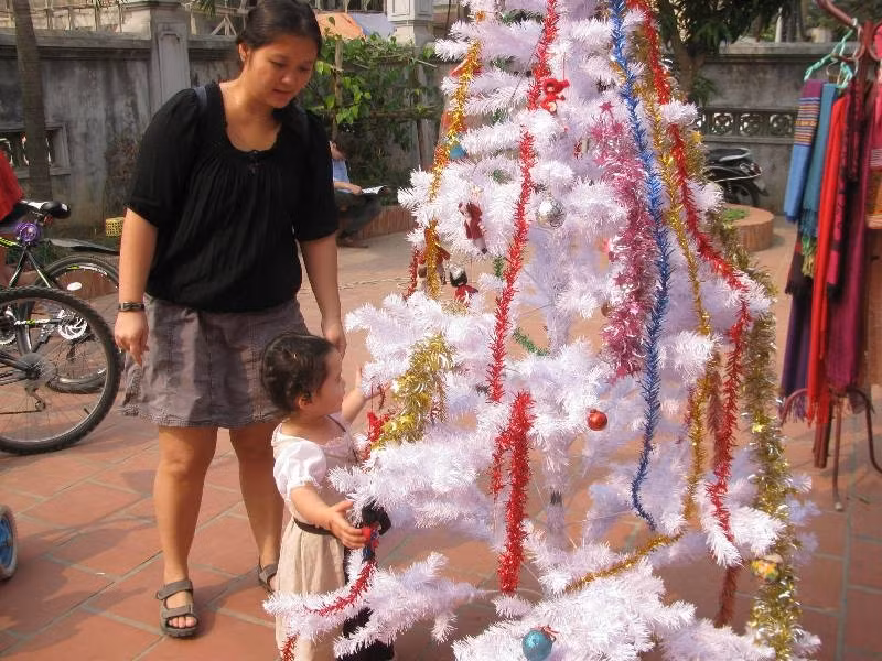 Nhiều người nhanh tay sắm đồ giáng sinh.